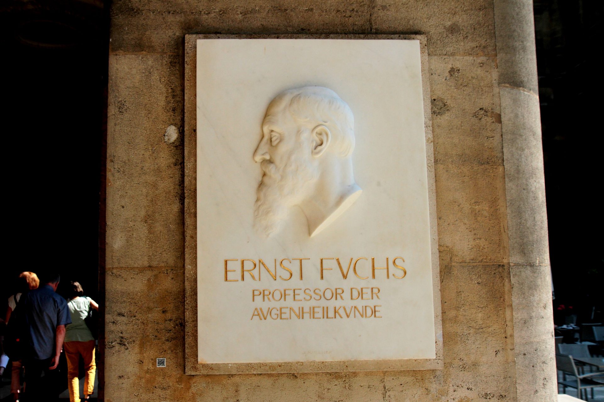 Ernst%20Fuchs%27%20bas-relief%2C%20Medical%20monuments%20B%2C%20UNI%20Vienna%20%283%29.JPG